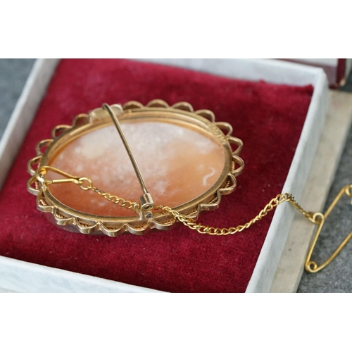 188 - A collection of 9ct gold ladies jewellery to include necklace, brooch and earrings.