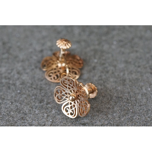 188 - A collection of 9ct gold ladies jewellery to include necklace, brooch and earrings.