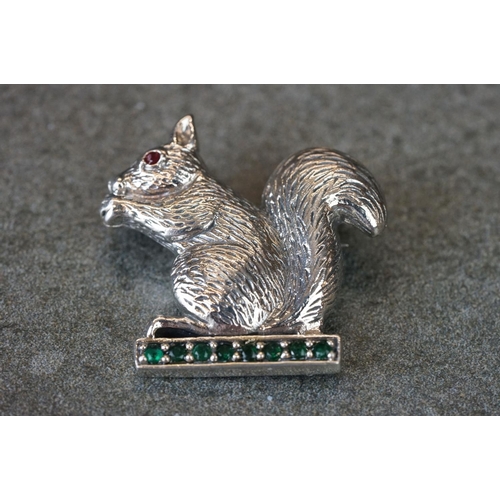 199 - Silver squirrel brooch sat on an emerald style platform