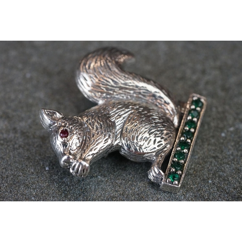 199 - Silver squirrel brooch sat on an emerald style platform