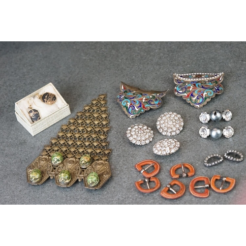 201 - A small collection of asian and islamic jewellery to include enamel examples.
