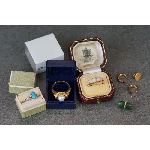 212 - A small quantity of jewellery to include a yellow gold and opal ring together with a 9ct gold and si... 