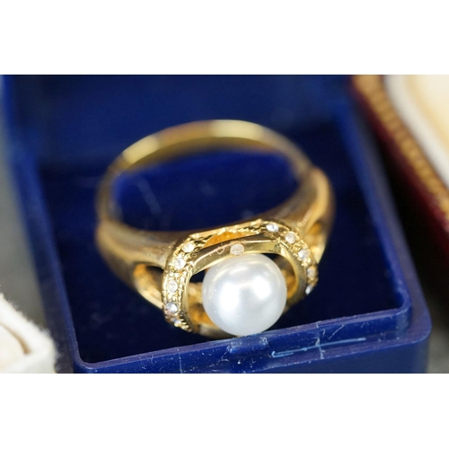 212 - A small quantity of jewellery to include a yellow gold and opal ring together with a 9ct gold and si... 