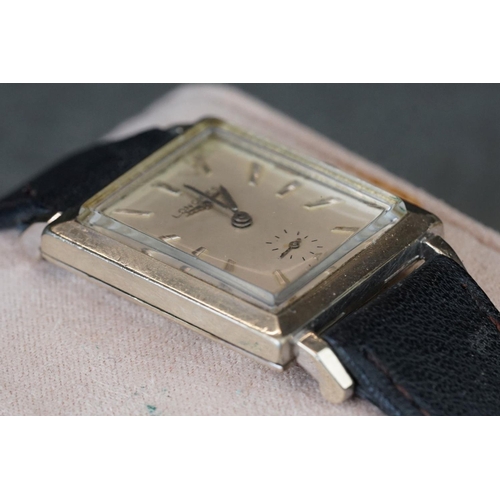 228 - A vintage gents Longines wristwatch with original strap.