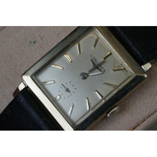 228 - A vintage gents Longines wristwatch with original strap.