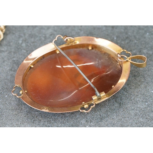231 - A collection of yellow gold jewellery to include necklace, bracelet, brooch and Albert chain.