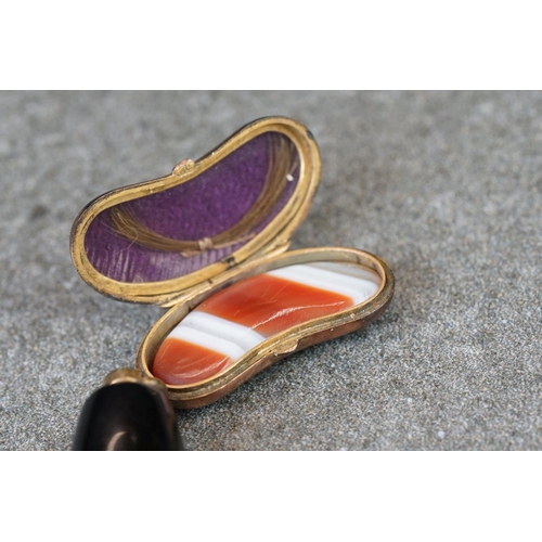 232 - An antique 9ct gold & agate kidney shaped locket together with a bridge pen.
