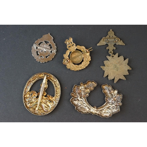 116 - A Small Collection Of Military Collectables To Include Buttons And Cap Badges.