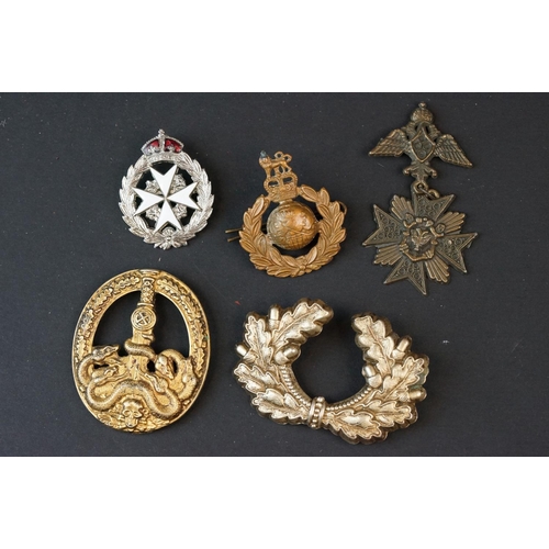 116 - A Small Collection Of Military Collectables To Include Buttons And Cap Badges.