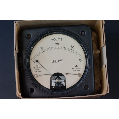 143 - A British Military Issued Elliott Voltmeter No.C9902 5Q/234 In Original Issue Box.