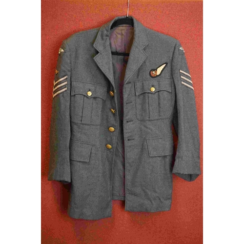 368 - A British 1957 Dated Royal Air Force / RAF Service Dress Jacket, Brass Kings Crown Buttons, Aircrew ... 