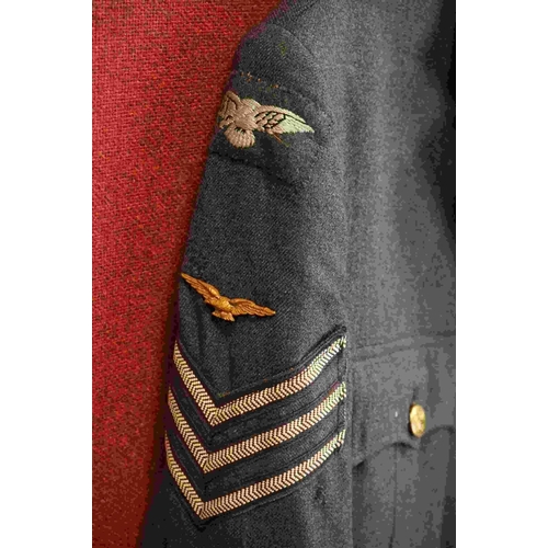 368 - A British 1957 Dated Royal Air Force / RAF Service Dress Jacket, Brass Kings Crown Buttons, Aircrew ... 