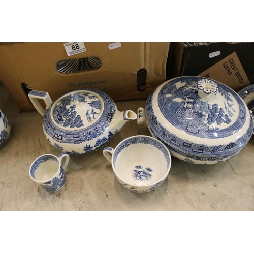 88 - Extensive Wedgwood of Etruria ' Willow ' pattern tea and dinner ware including 2 lidded tureens, cof... 
