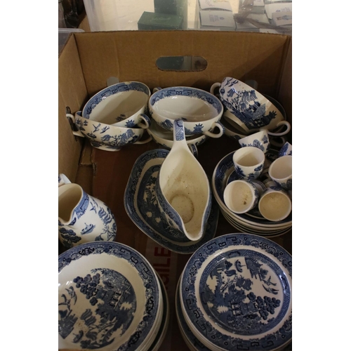 88 - Extensive Wedgwood of Etruria ' Willow ' pattern tea and dinner ware including 2 lidded tureens, cof... 