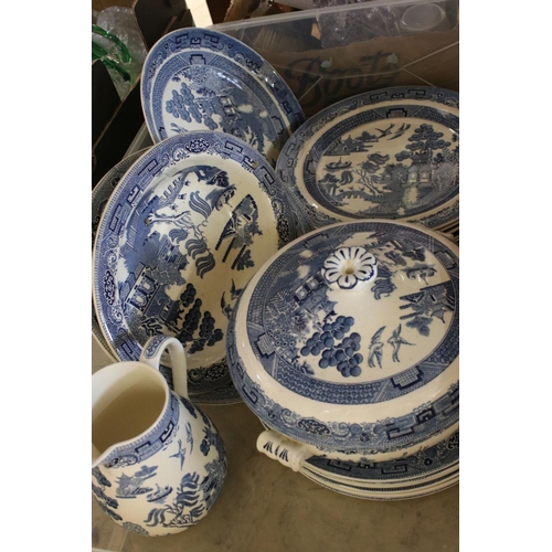 88 - Extensive Wedgwood of Etruria ' Willow ' pattern tea and dinner ware including 2 lidded tureens, cof... 