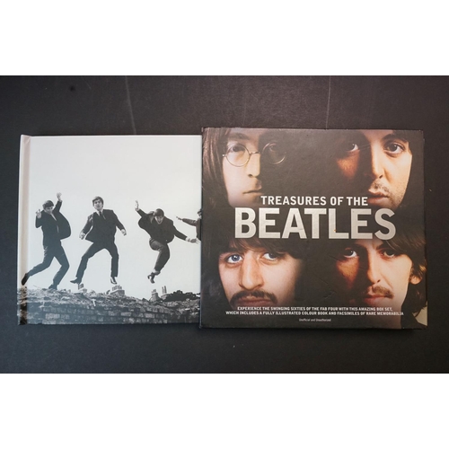 39 - Vinyl - The Beatles 2 picture discs, 9 LP's and one book.  Picture discs are Abbey Road (SEAX 11900)... 