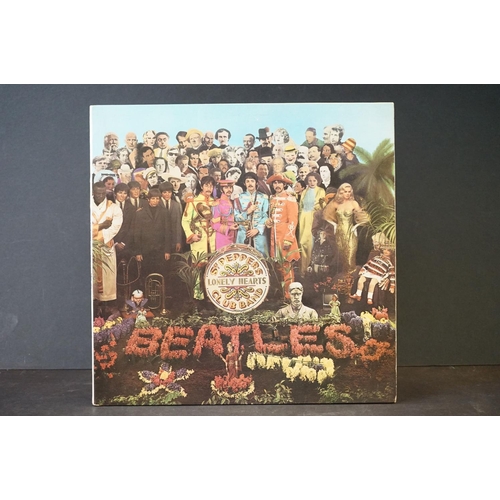 4 - Vinyl - The Beatles Sgt Pepper PMC 7027 early pressing with original red & pink flame inner (showing... 