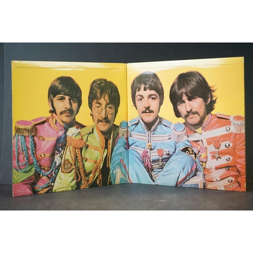 4 - Vinyl - The Beatles Sgt Pepper PMC 7027 early pressing with original red & pink flame inner (showing... 