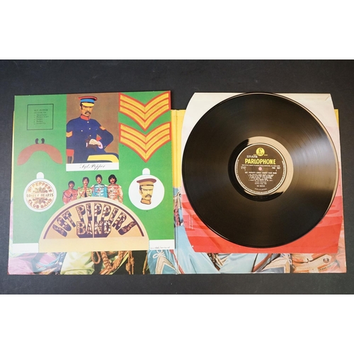 4 - Vinyl - The Beatles Sgt Pepper PMC 7027 early pressing with original red & pink flame inner (showing... 