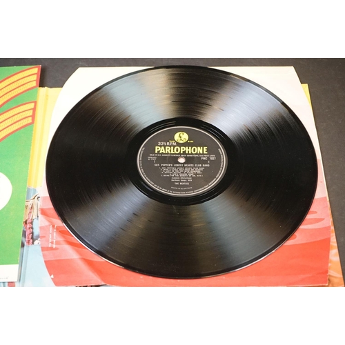 4 - Vinyl - The Beatles Sgt Pepper PMC 7027 early pressing with original red & pink flame inner (showing... 