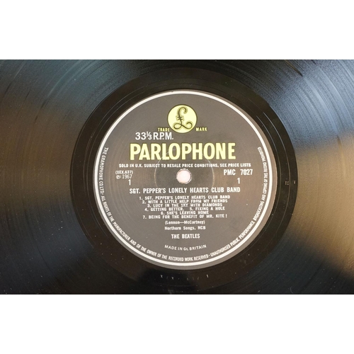 4 - Vinyl - The Beatles Sgt Pepper PMC 7027 early pressing with original red & pink flame inner (showing... 