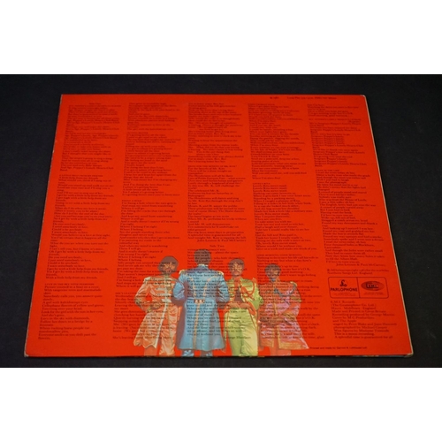 4 - Vinyl - The Beatles Sgt Pepper PMC 7027 early pressing with original red & pink flame inner (showing... 