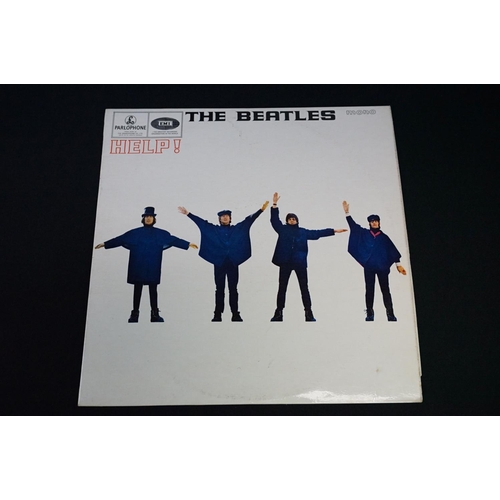 57 - Vinyl - 4 Beatles LP's and 1 Box set including Sgt Pepper yellow Parlophone label (mono) with insert... 