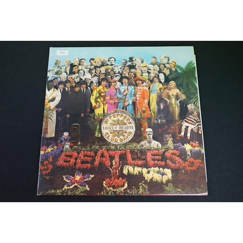 57 - Vinyl - 4 Beatles LP's and 1 Box set including Sgt Pepper yellow Parlophone label (mono) with insert... 