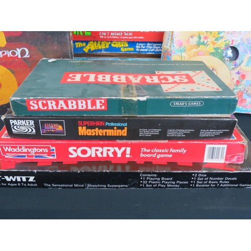 263 - Quantity of boxed vintage games to include Spear's James Bond 007 Game, Parker Superhirn Mastermind,... 