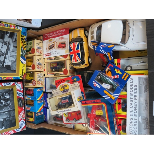 472 - Quantity of boxed and unboxed diecast & plastic models to include 80s Matchbox, Corgi, Lledo, play w... 