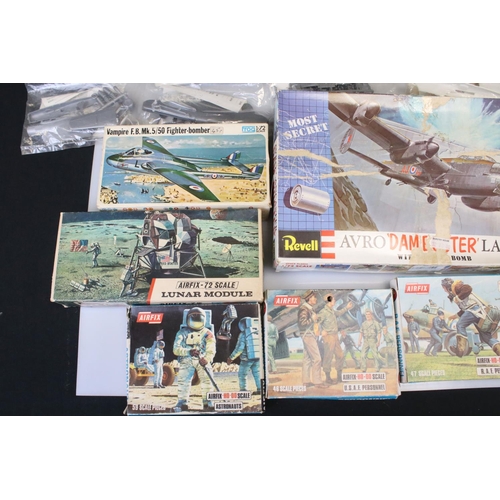 297 - Airfix - 18 Boxed / bagged model kits to include 12 x bagged Aircraft (Fw 190D, Bristol Bulldog, Hur... 