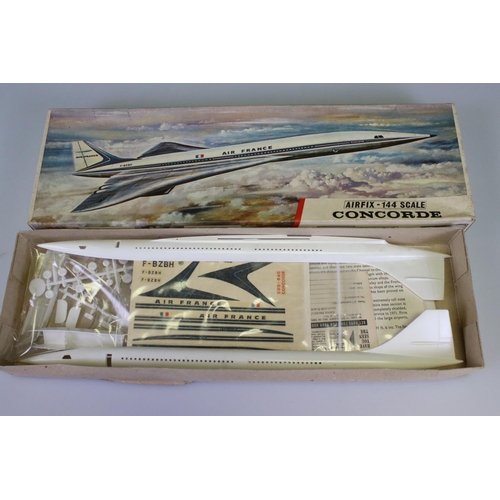 298 - Airfix - 12 Boxed 144 (red stripe) Aircraft model kits to include 4 x Series 3 (Boing 737, H.P. 42 