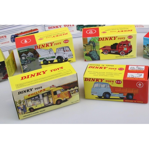 340 - 17 Boxed Atlas Dinky diecast models to include 901, 942, 934, 905, 943 x 2, 32E, 514, 920, 917, 512,... 