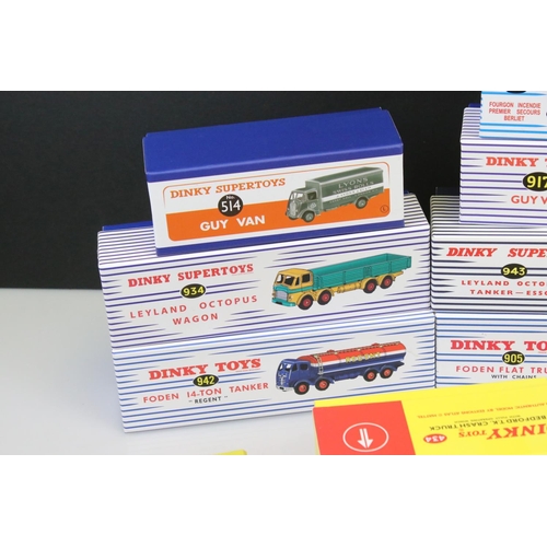 340 - 17 Boxed Atlas Dinky diecast models to include 901, 942, 934, 905, 943 x 2, 32E, 514, 920, 917, 512,... 