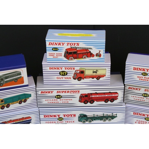 340 - 17 Boxed Atlas Dinky diecast models to include 901, 942, 934, 905, 943 x 2, 32E, 514, 920, 917, 512,... 