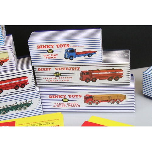 340 - 17 Boxed Atlas Dinky diecast models to include 901, 942, 934, 905, 943 x 2, 32E, 514, 920, 917, 512,... 