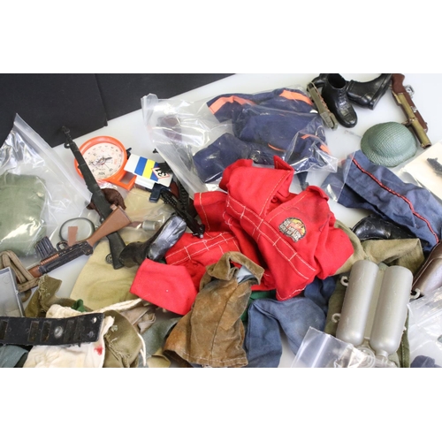 323 - Action Man - Collection of Palitoy accessories to include various clothing, weapons, boots etc