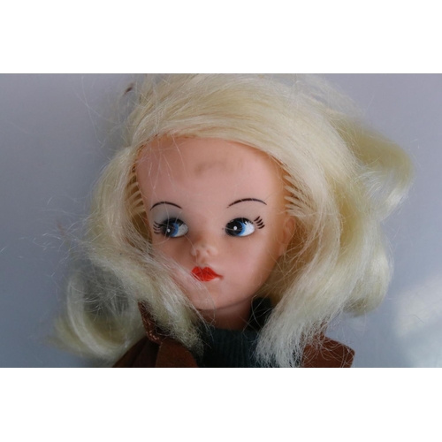 326 - Boxed 1960's Pedigree Sindy Doll, Blonde, dressed in original Sindy brown jacket, other clothes unma... 