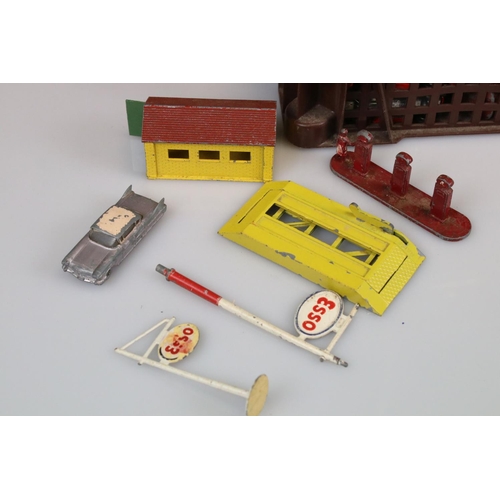 552A - Quantity of play worn diecast models mainly featuring Matchbox Lesney from the 1960s onwards plus Sp... 