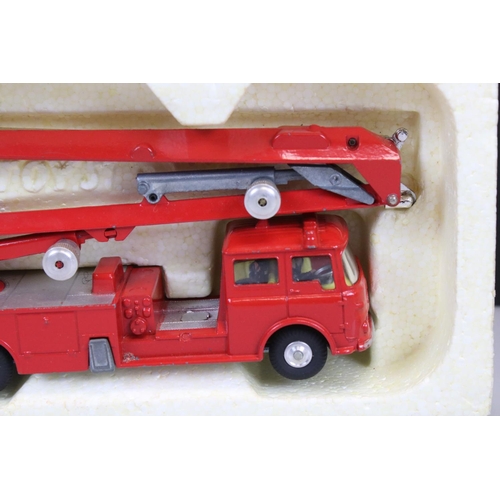 575 - Three boxed Corgi diecast models to include Major 1127 Simon Snorkel Fire Engine, Major 1128 Priestm... 