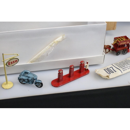 193 - Collection of vintage toys to include diecast models featuring Corgi, Matchbox, Corgi James Bond eje... 