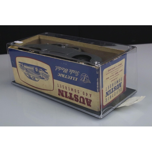 542 - Two 1/8 Victory Industries plastic battery powered models to include Austin Somerset with box lid, b... 