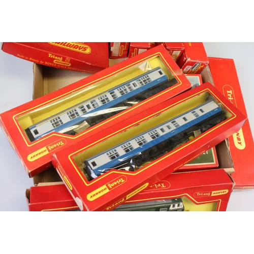 102 - 15 Boxed Triang & Hornby OO gauge items to include R759 Hymek BB Diesel Locomotive, R59 2-6-2 Class ... 