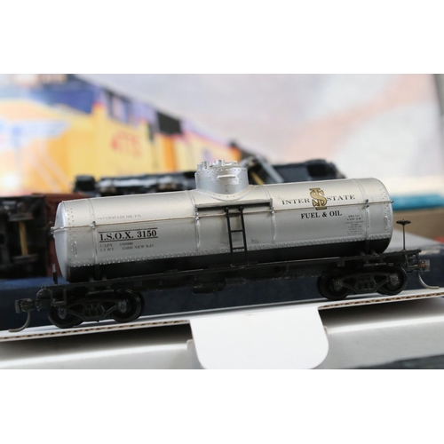 115a - Quantity of HO gauge model railway to include Lima Southern Pacific locomotive, 13 x items of rollin... 