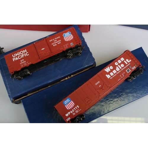 115a - Quantity of HO gauge model railway to include Lima Southern Pacific locomotive, 13 x items of rollin... 