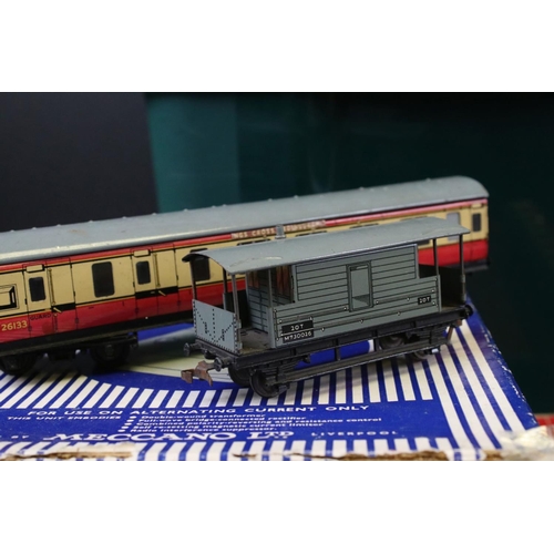 85 - Quantity of Hornby Dublo model railway to include 6 x boxed items of rolling stock, 12 x unboxed rol... 