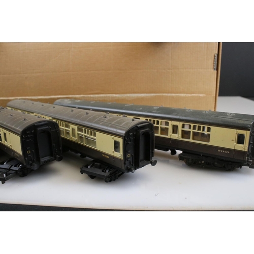 86 - 21 OO gauge coaches and carriages to include Hornby and Bachmann, various examples in gd condition