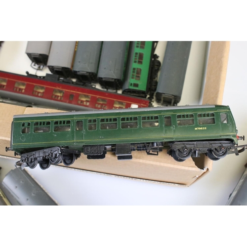 86 - 21 OO gauge coaches and carriages to include Hornby and Bachmann, various examples in gd condition