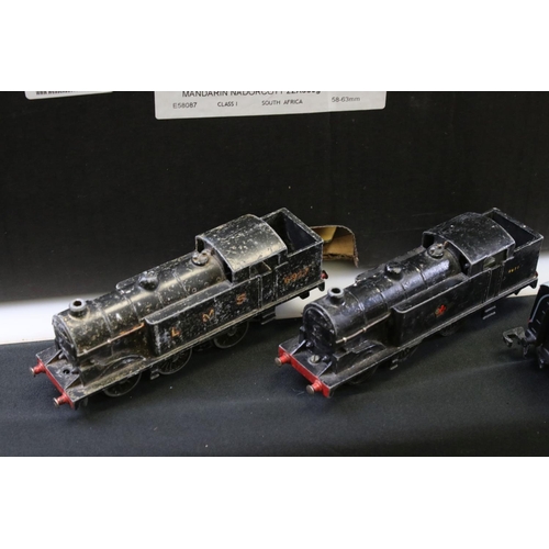 90 - Quantity of Hornby Dublo model railway to include locomotives, rolling stock, track and accessories ... 