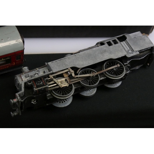 90 - Quantity of Hornby Dublo model railway to include locomotives, rolling stock, track and accessories ... 